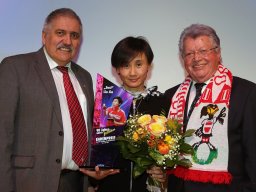 c_photo_plohe_r2152_ernst promberger und hans friedinger uberreichen den ehrenpreis fur susi liu jia
